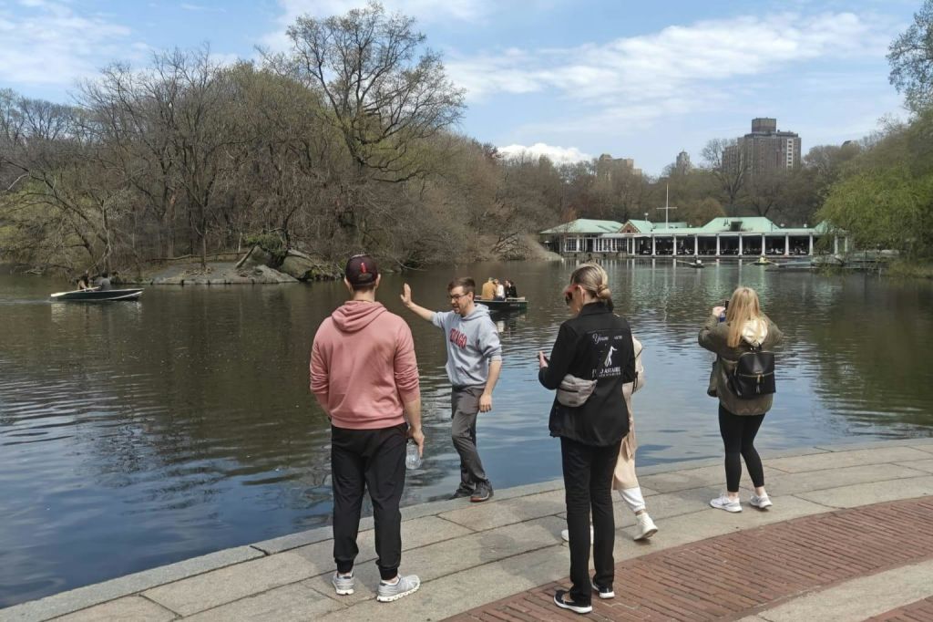 노 젓는 배가 지나가는 동안 호수를 보여주는 크리스.