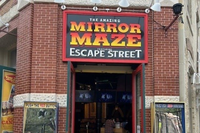 환상적인 거울 미로를 탈출하다