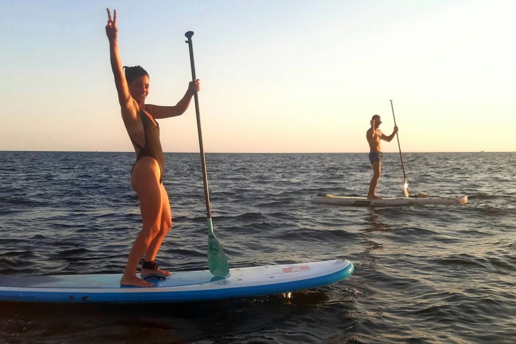 칸파스티야 해변에서 스탠드업 패들보딩 즐기기