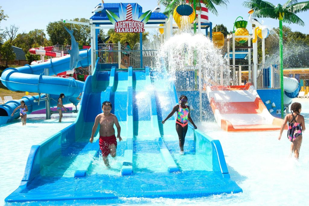 등대 항구에서 물놀이를 즐겨보세요.