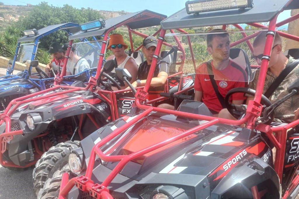 사람들이 버그에 앉아서