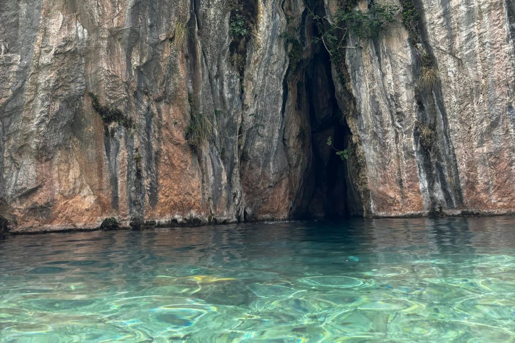 쿠에바 아과스 테르말레스