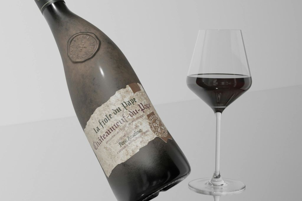 유리잔이 담긴 라피올 뒤 파페 한 병