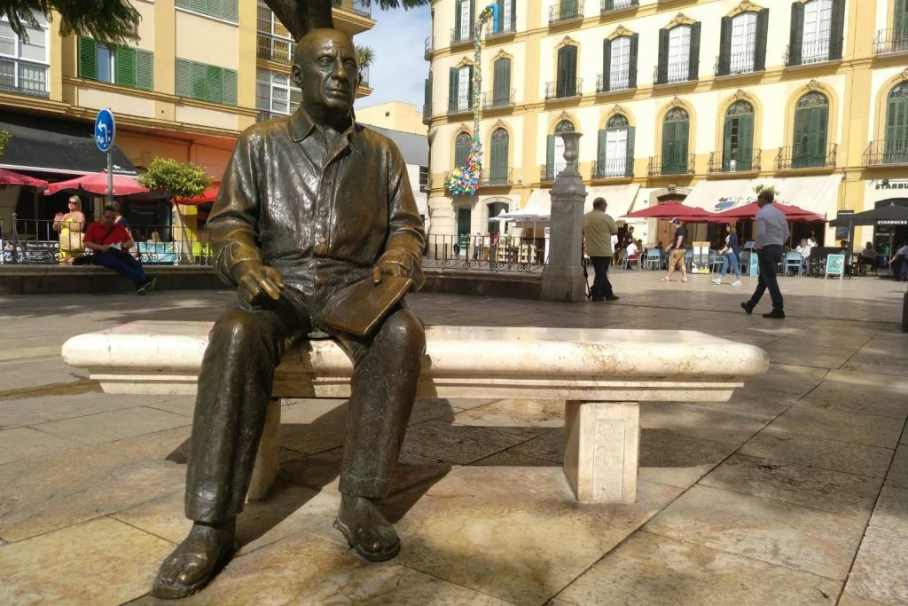 벤치에 앉아 있는 피카소 동상, 메르세드 광장