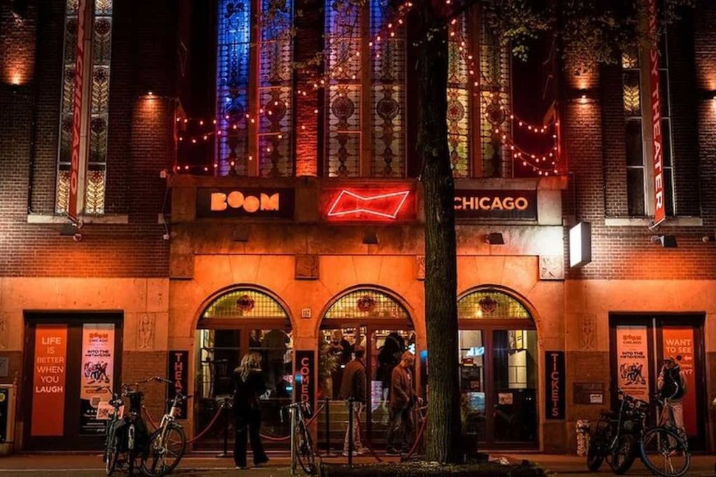 로젠그라흐트 (Rozengracht) 의 상징적인 붐 시카고 (Boom Chicago) 는 바깥에서 볼 수