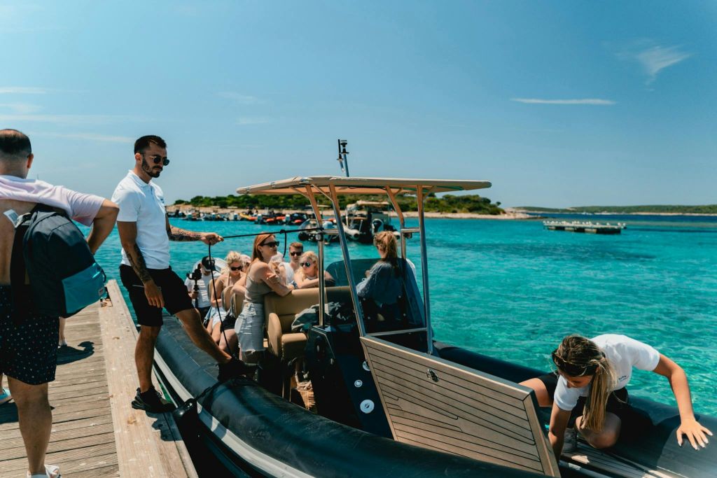 부디코바츠섬 블루라군에서 즐기는 토토 스피드보트