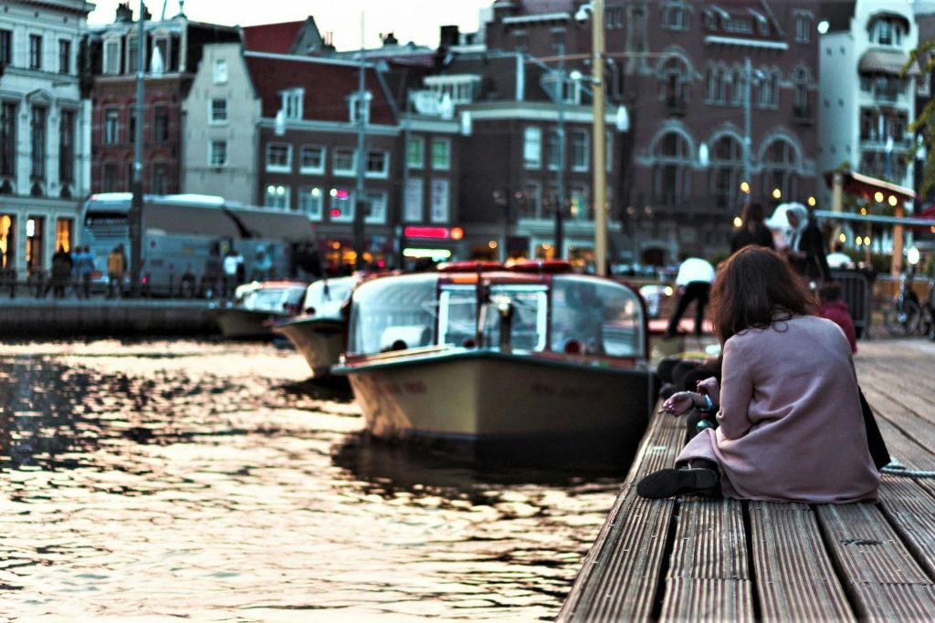 근처에서 물놀이를 즐기는 사람들