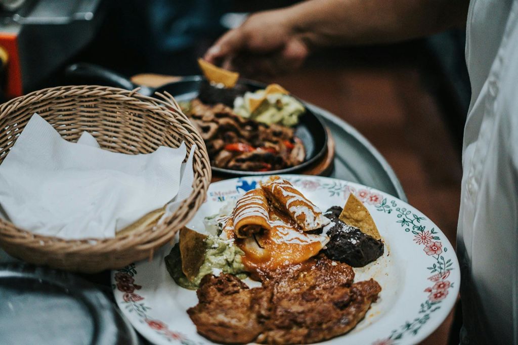 현지 점심 식사