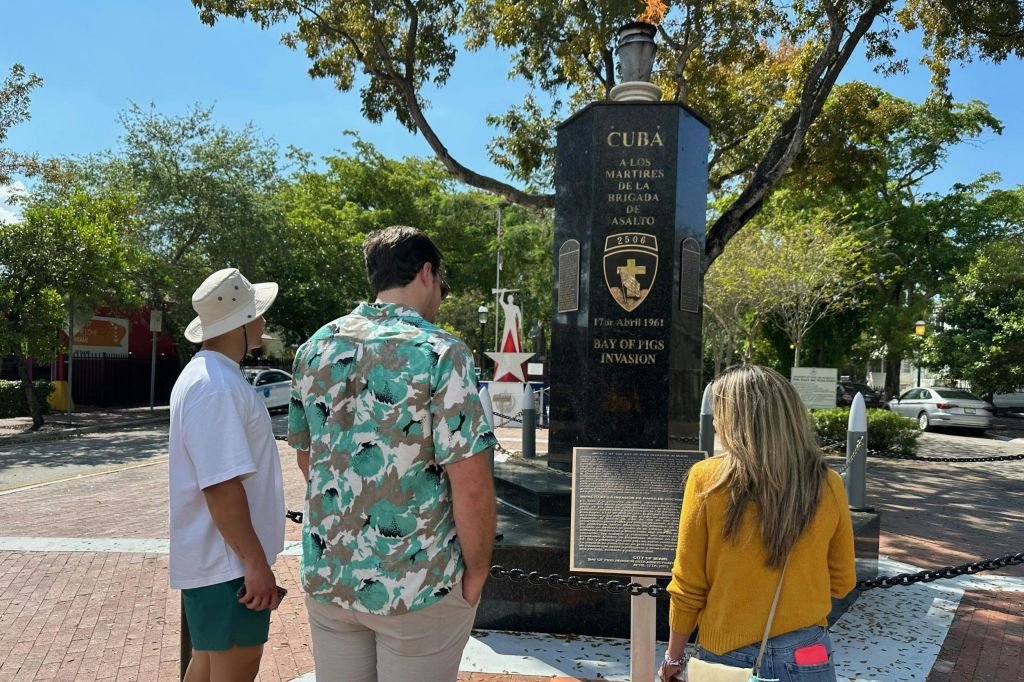 피그스 만에서 추락한 추모의 불꽃