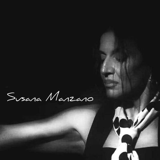 흑백 이미지의 물방울무늬 스카프를 입은 여성이 눈을 감고 있습니다. 텍스트에는 "Susana Manzano" 라고 적혀 있습니다.