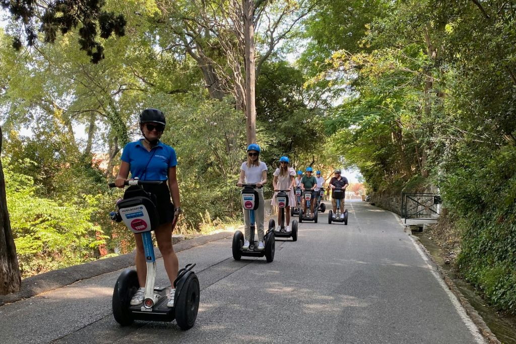 가이드가 되어 도시에 대한 일화를 배워보세요.