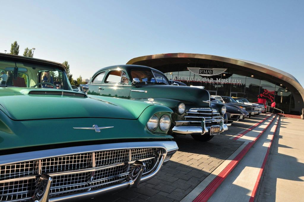 맑은 하늘 아래 르메이 아메리카 자동차 박물관 앞에 클래식 차량이 주차되어 있습니다.