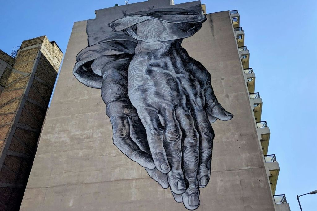 "기도하는 손의 벽화"