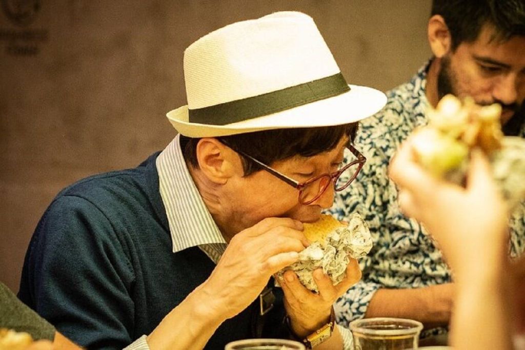 전통 음식 즐기기