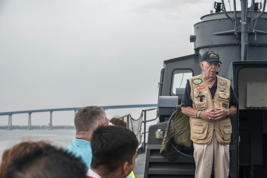 샌디에이고 해양 박물관 방문객들은 이 지역의 해군 역사에 대해 배우면서 코로나도 브리지로 향합니다.
