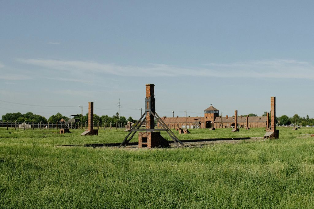 벽돌로 된 유적지와 맑고 푸른 하늘 아래 멀리 떨어진 벽돌 건물이 있는 들판.