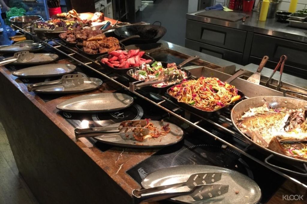 로토루아의 스카이라인 곤돌라와 루지는 뷔페와 카페를 포함하여 최상층에서 식사 옵션을 제공합니다.