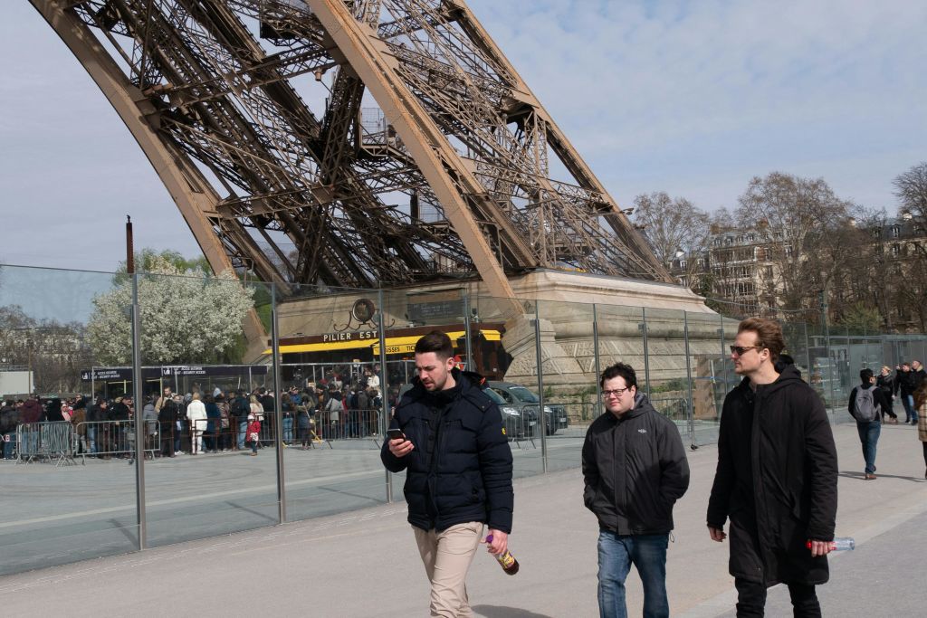 친구들과 함께 에펠탑 둘러보기