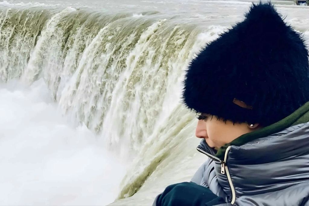 나이아가라 폭포는 겨울에 멋집니다! 폭포의 놀라운 얼음 전망을 볼 수 있습니다.