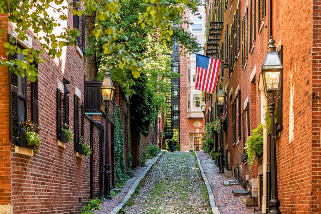 보스턴에서 가장 유명한 18세기 자갈길인 에이콘 스트리트 (Acorn Street) 를 방문해보세요.