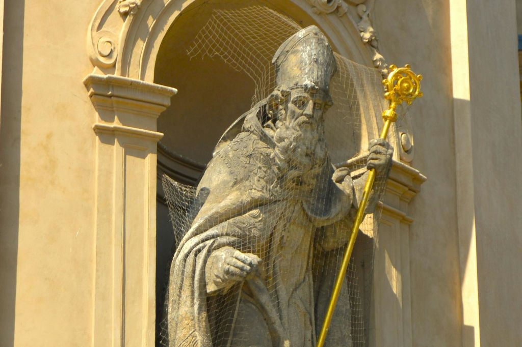 프라하 구시가지 곳곳에 있는 웅장한 조각상들을 만나보세요.