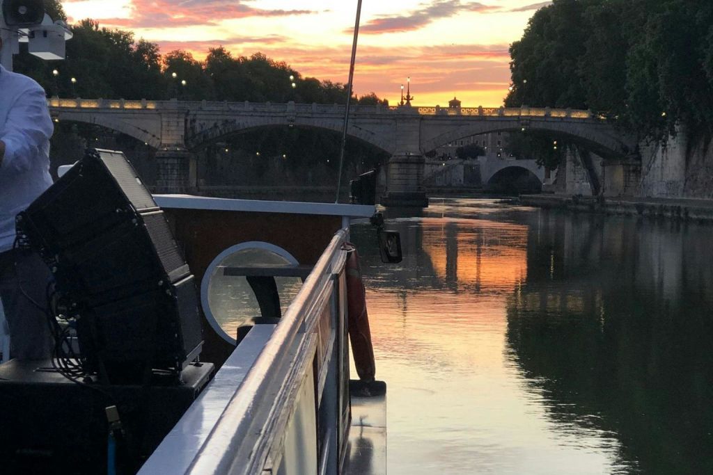 배에서 바라보는 석양