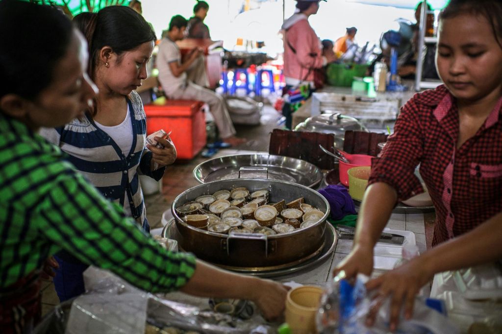 현지 시장을 둘러보며 캄보디아의 일상과 음식 전통에 대해 알아보세요.