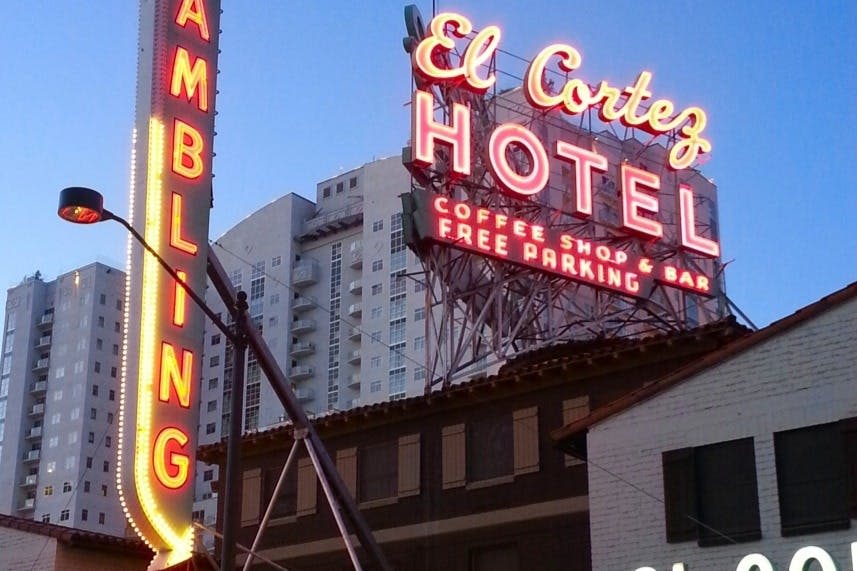 프리몬트 스트리트 애프터 다크 - 글리터 걸치