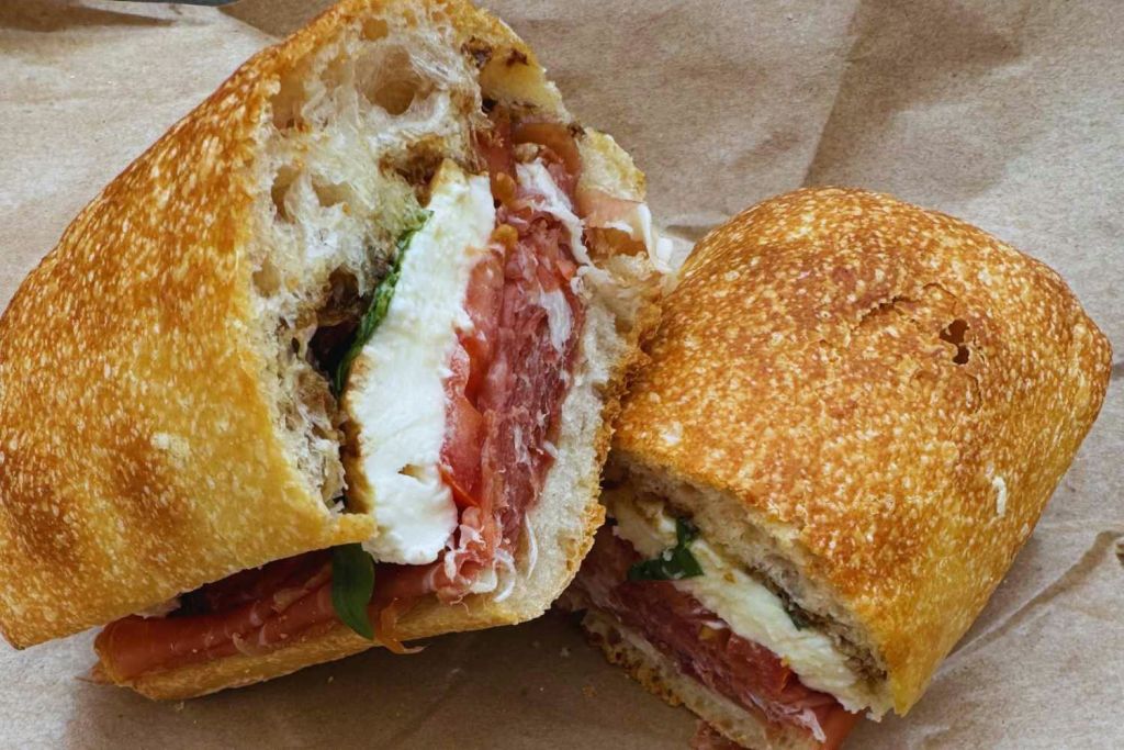 도보 투어 중 음식 (파니니) 구매 (옵션)