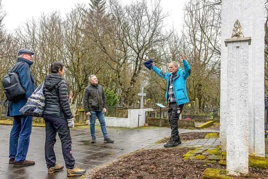 Hólavallakirkjugarður 묘지에서 유령 이야기 듣기