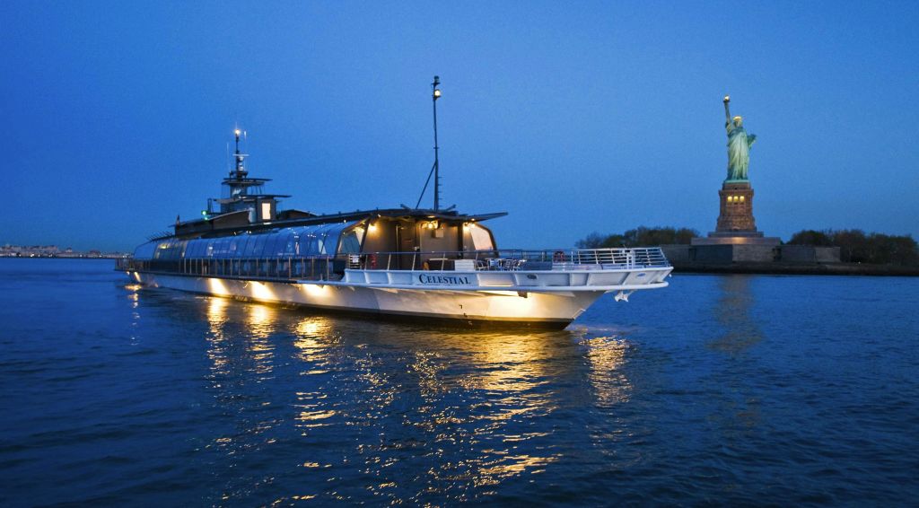 해안가와 나무 몇 그루를 배경으로 해질녘 잔잔한 바다에 떠 있는 '천상' 이라는 이름의 보트.