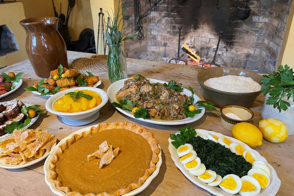 헤르만 그리마 하우스 (Hermann-Grima House) 의 1830년대 주방에서 즐기는 19세기 쿠킹 데모.