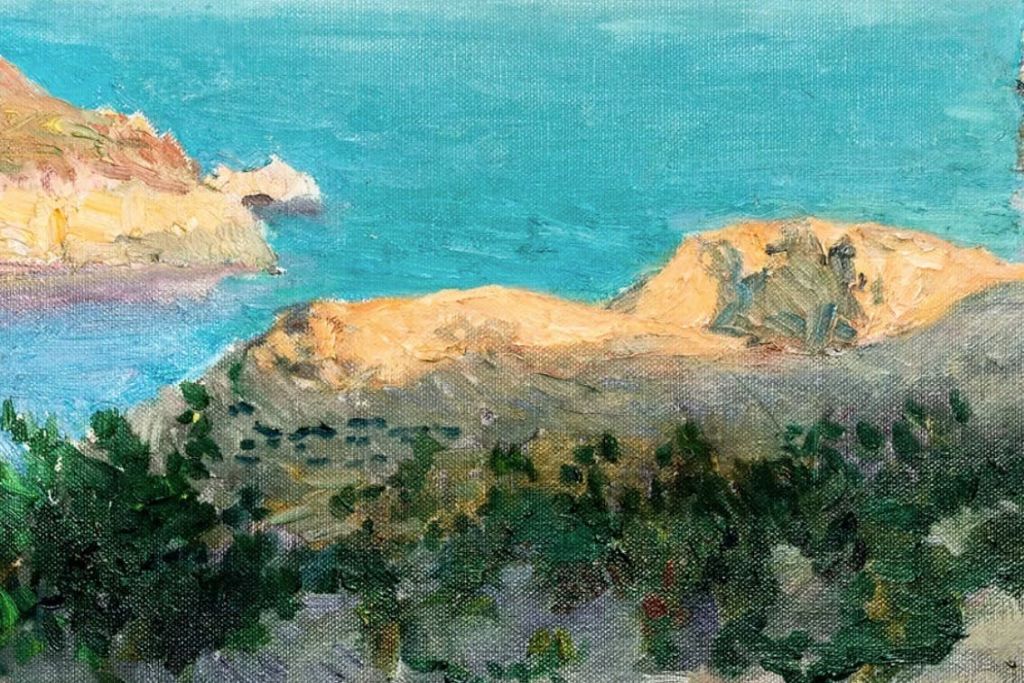 절벽, 초목, 맑은 하늘 아래 잔잔한 바다가 그려진 해안 풍경.