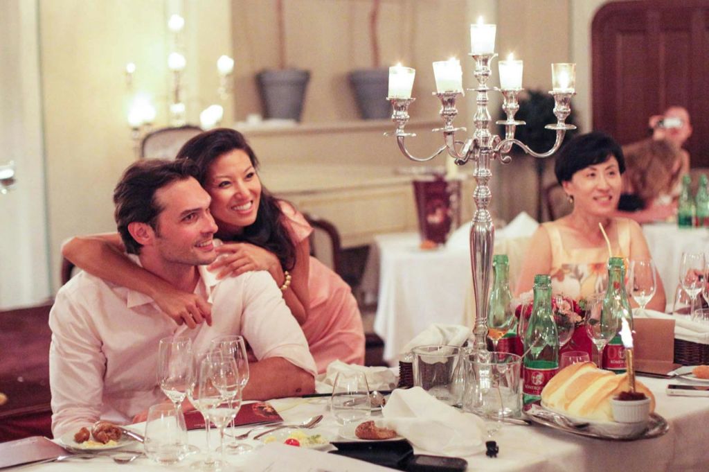 방문객들은 정교한 식사를 즐기고 활기찬 공연을 즐깁니다.