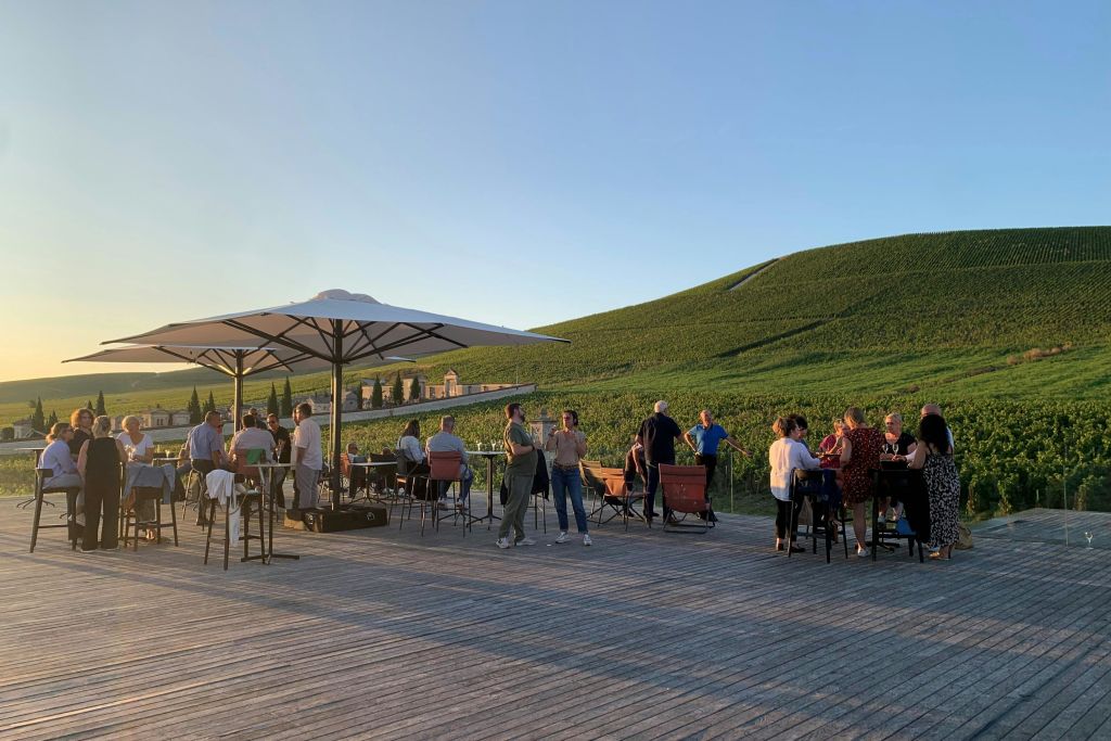 멋진 전망을 자랑하는 테라스에서 바를 즐겨보세요.