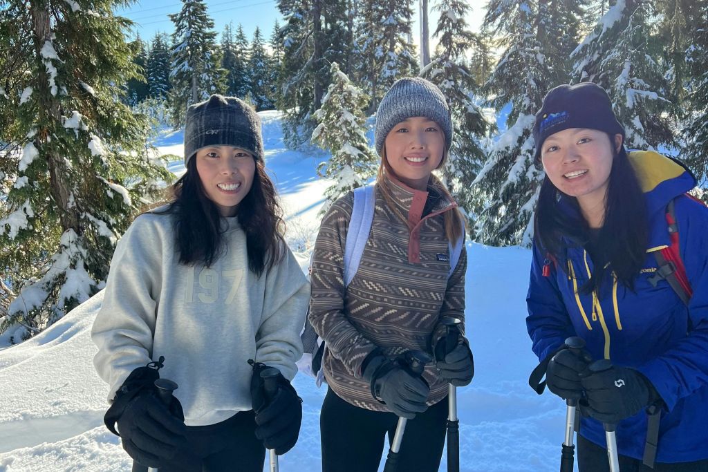 모두 미소를 짓습니다.