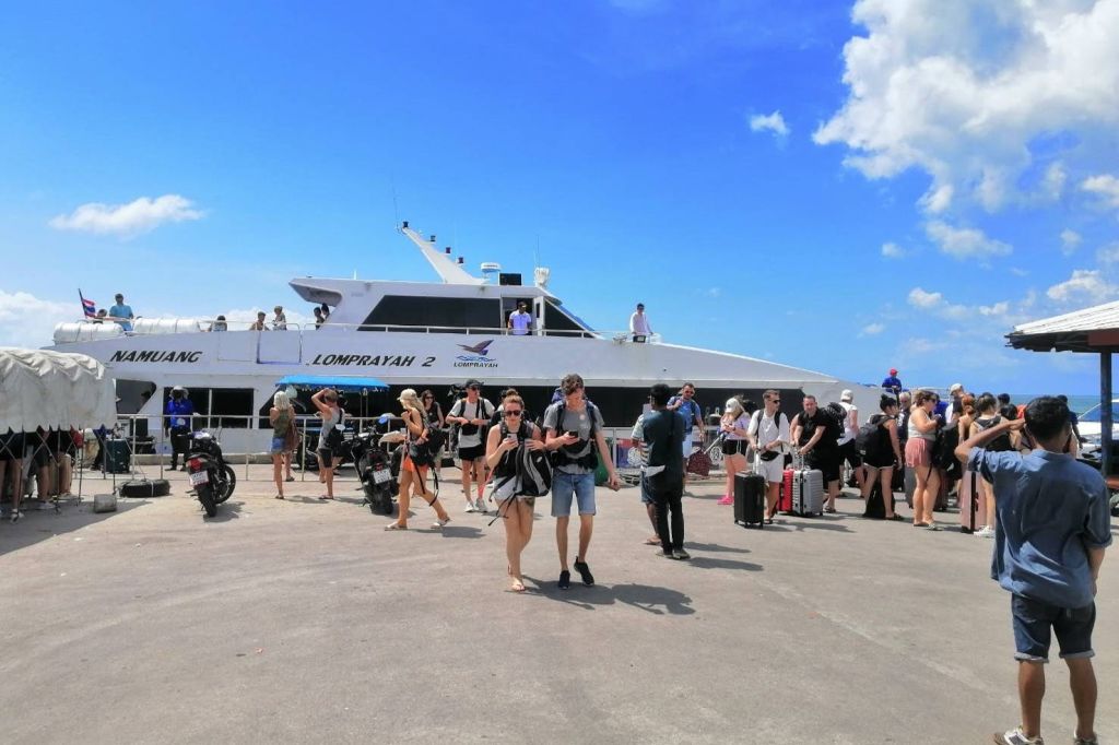 빠르고 안전한 고속 쌍동선을 타고 코사무이로 빠르게 이동하세요.