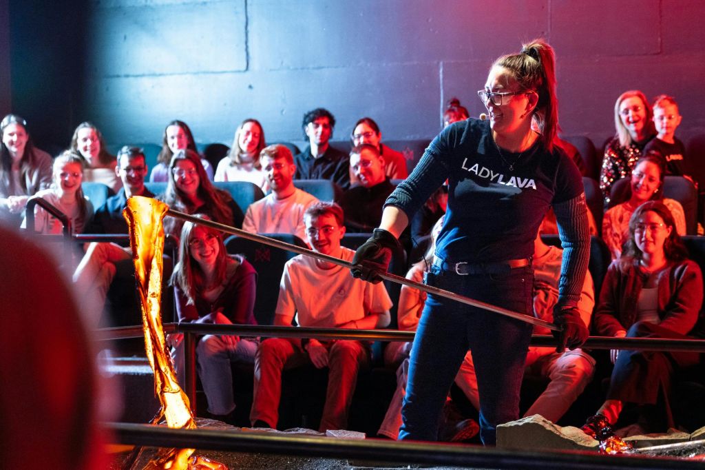 라바 쇼 (Lava Shows) 의 라바 마스터 (Lava Master) 는 용암과 함께 즐거운 시간을