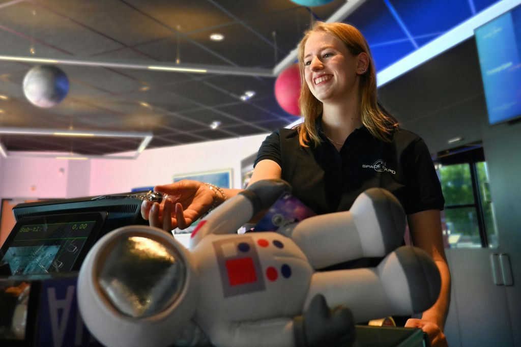 박물관 상점에서 멋진 아이템 구매하기