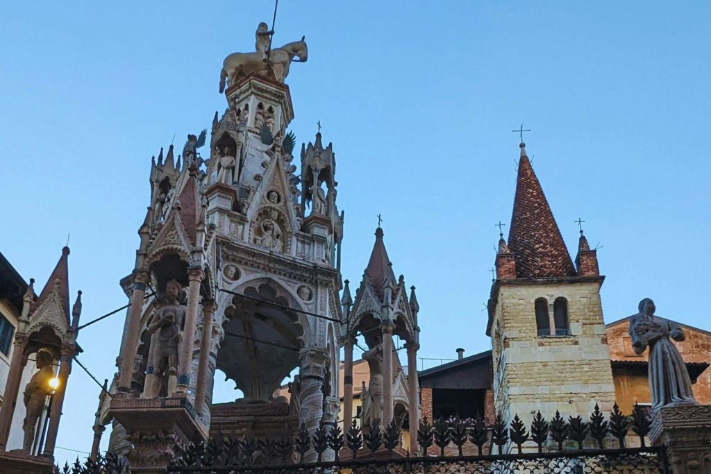 단테와 관련된 베로나의 관광 명소인 스칼리거 무덤.