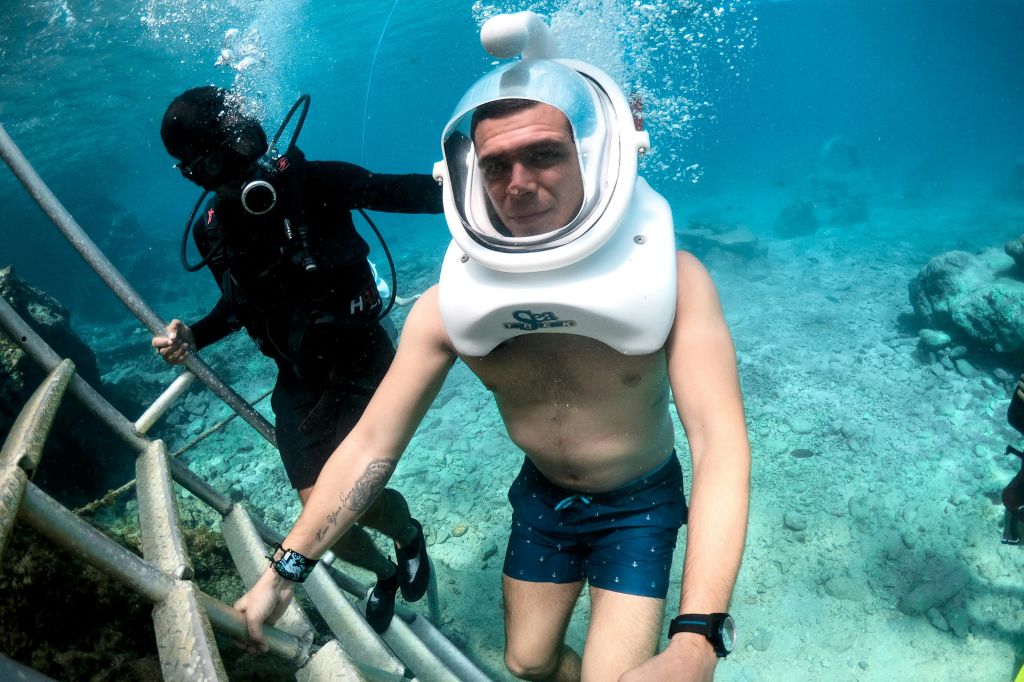 코수멜에서 즐기는 수중 헬멧 산책