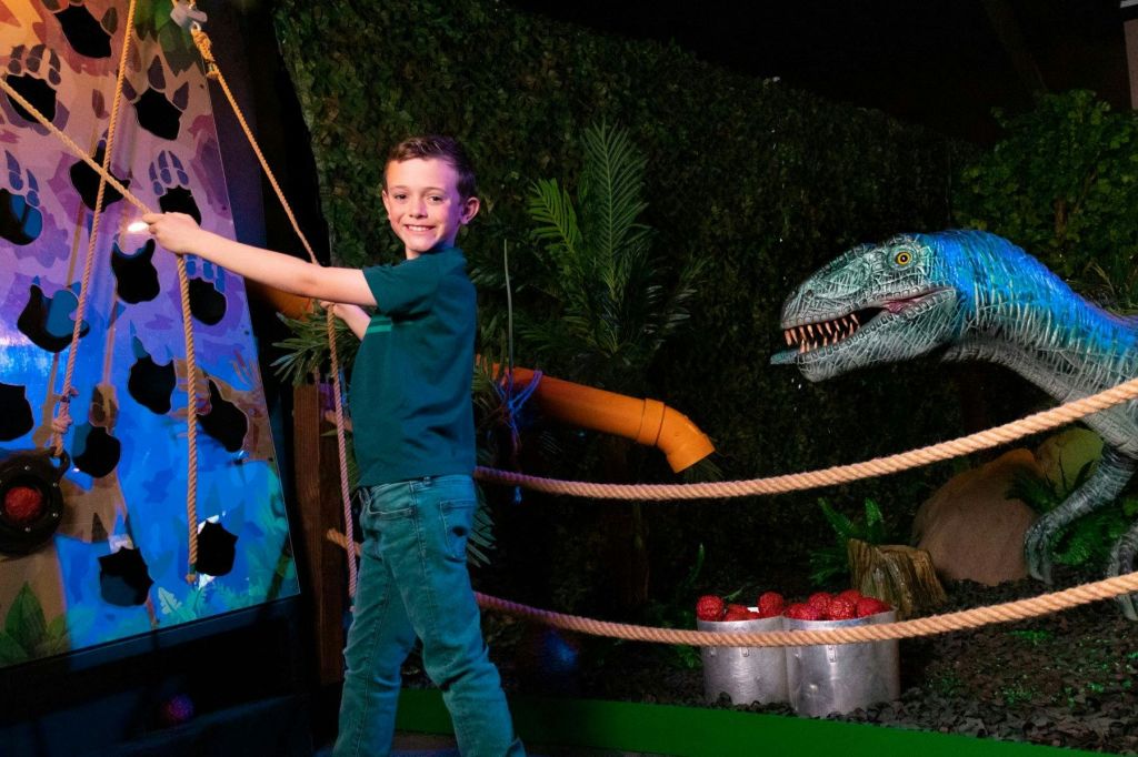 벨로키랍토르 미트볼 게임을 하는 아이