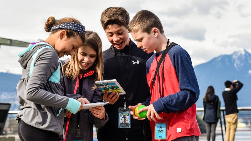 슈퍼히어로 도시 탐험 게임을 하는 어린이 그룹