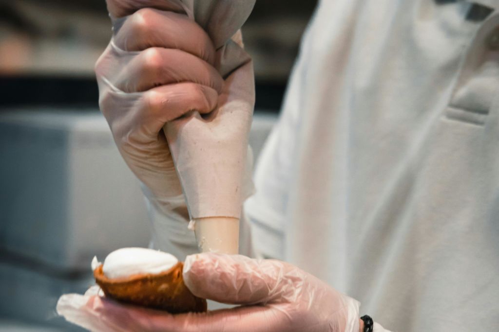 손으로 채우는 테르미니 카놀리