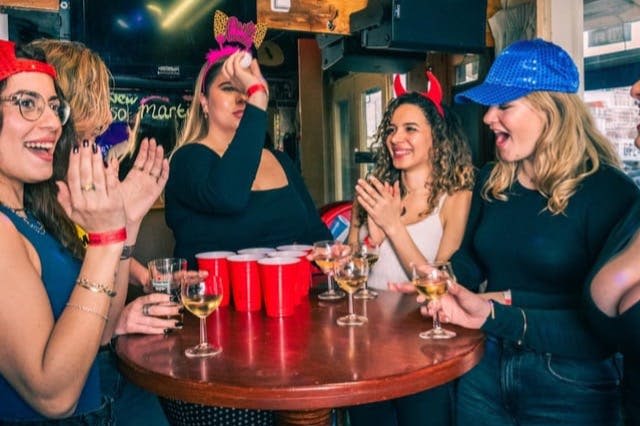 맥주 퐁을 즐기는 게스트