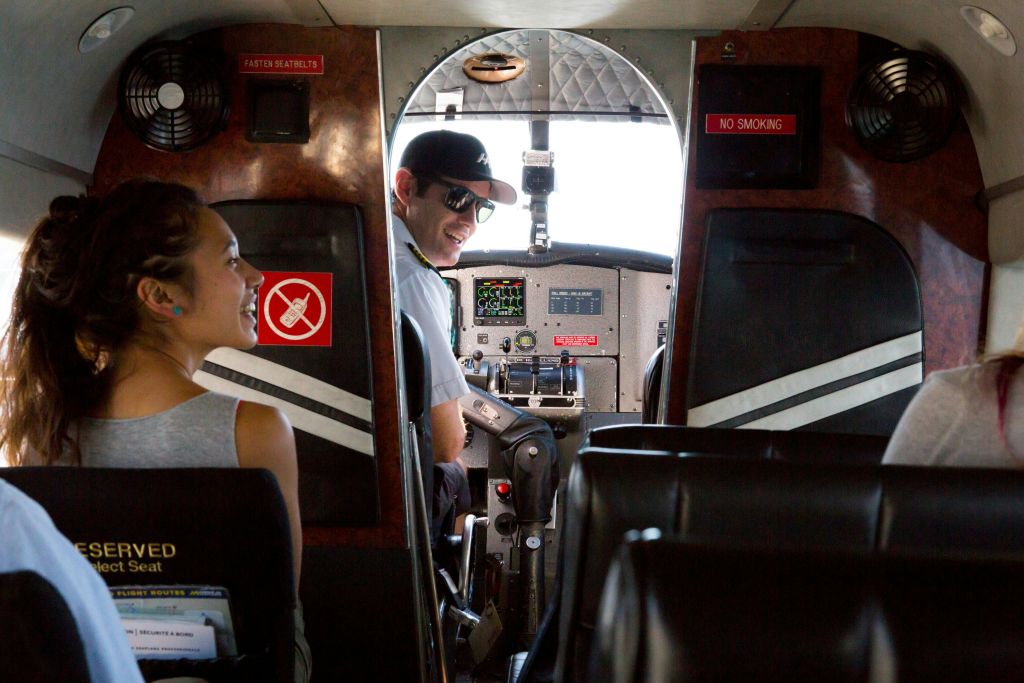 수상 비행기 내부 승객