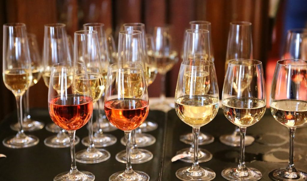 레드, 화이트, 로제 와인을 포함한 다양한 와인 잔이 어두운 표면에 배치되어 있습니다.