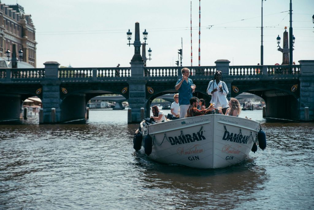 상징적인 수로를 즐겨보세요.