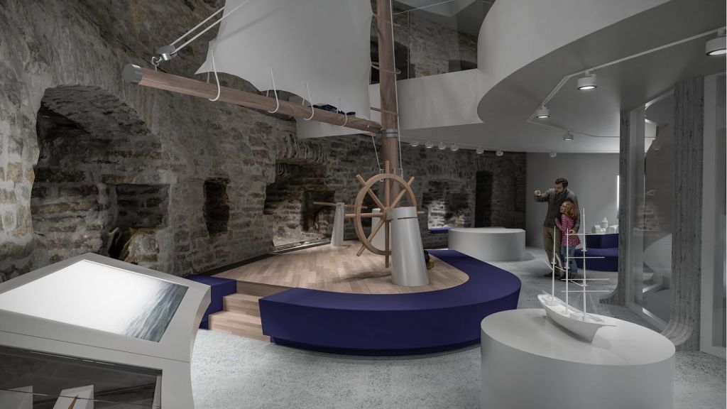 선박의 스티어링 휠, 부분 항해 및 해양 디스플레이가 있는 박물관 전시물. 방문객들이 관찰하고 사진을 찍고 있습니다.