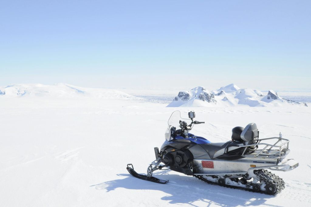 랭요쿨 빙하에서 즐기는 스노모빌